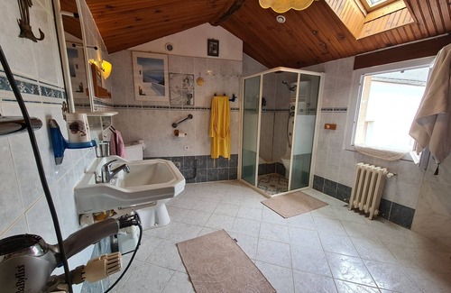 Le Pechereau Bed & Breakfast | Large quiet room with view, wifi, and parking - Le Pêchereau