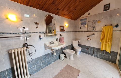 Le Pechereau Bed & Breakfast | Large quiet room with view, wifi, and parking - Le Pêchereau