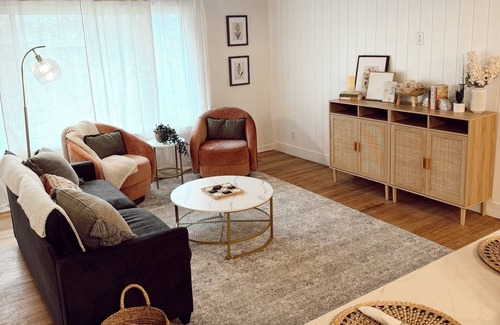 Indianapolis House | Large Ranch House Private Sleeps 12 Big Living Room and Back Yard Close Downtown