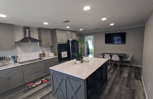 Southeast Pensacola House | Large Remodeled Central Located Minutes to the Beach & Downtown Free Big Parking