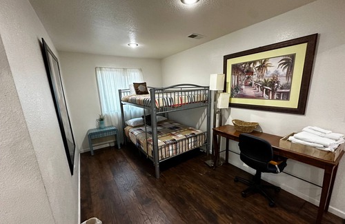 Crosstown House | Large Single Level 4 BR Near Zoo, Beale Street