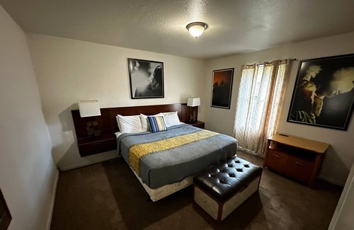 Crosstown House | Large Single Level 4 BR Near Zoo, Beale Street