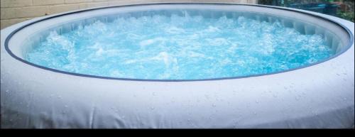 Little Hay Apartment | Large spacious and spotless house with hot tub and snooker and table tennis NEC,JLR,Airport Sleeps 8
