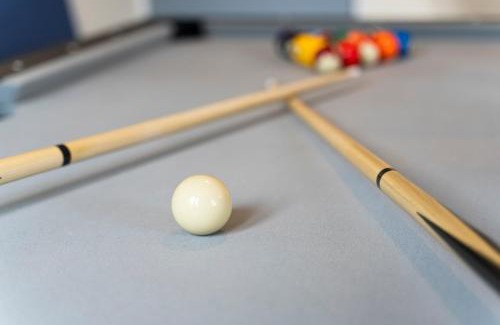 Little Hay Apartment | Large spacious and spotless house with hot tub and snooker and table tennis NEC,JLR,Airport Sleeps 8