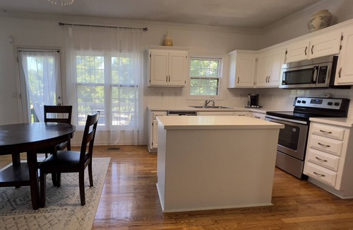 Olathe House | Large Spacious New House - New Amenities