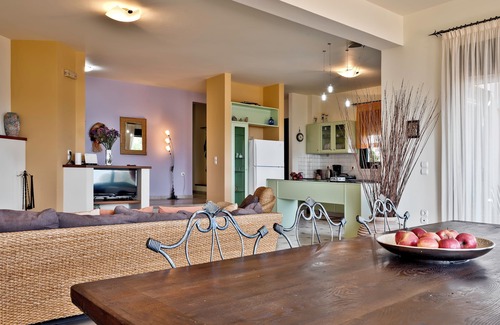 Keratokambos House | Large spacious vacation home directly on the beach of Keratokampos