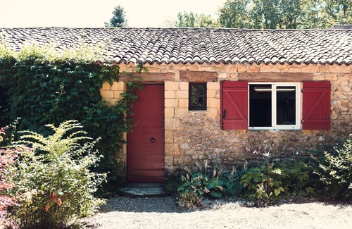 Badefols-sur-Dordogne House | Large stone house between forest and fields with swimming pool