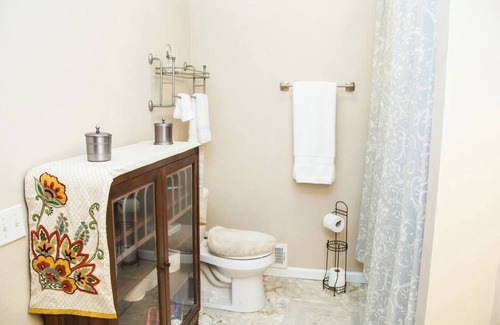 Forest Hills Apartment | Large Studio Apt, Light&Bright,Traditional decor,W&D included, Safe neighborhood