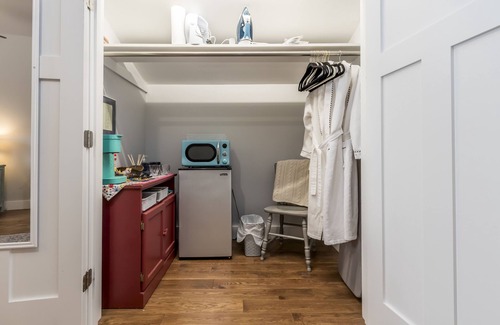 Brunswick Apartment | Large suite/private bath/private entrance on quiet street near Thomas Pt. Beach