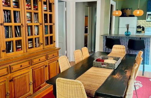 Oak Park Apartment | Large, sunny 3 bedroom apartment two blocks from down town Oak Park.