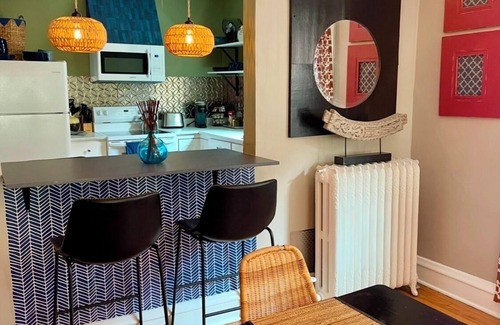 Oak Park Apartment | Large, sunny 3 bedroom apartment two blocks from down town Oak Park.