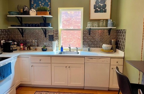 Oak Park Apartment | Large, sunny 3 bedroom apartment two blocks from down town Oak Park.