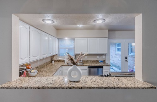 Dallas House | Large, Sunny Yard! Games, Ping Pong, Free Coffee!