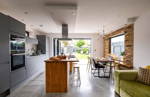 Broadstairs Apartment | Large three bedroom Apartment w/Garden near Beach
