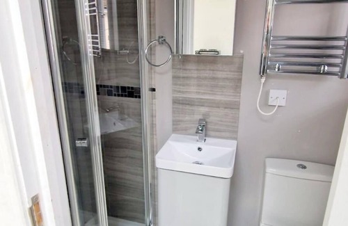 West Thornton Apartment | Large Triple Studio Flat - Croydon