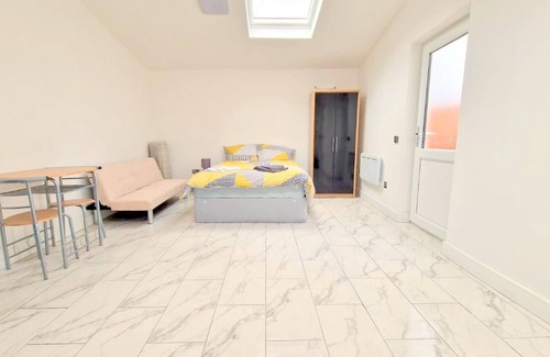 West Thornton Apartment | Large Triple Studio Flat - Croydon