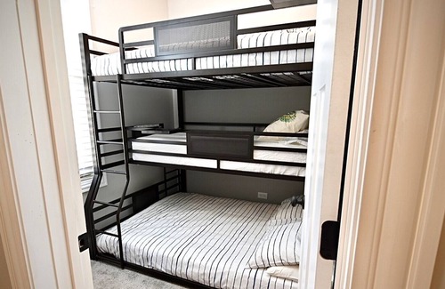 Woodlawn Apartment | Large ultra modern 3BR/1BA near Univ of Chicago