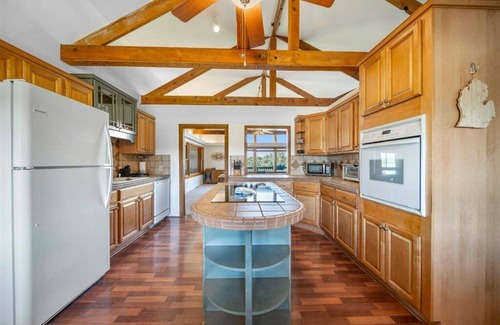 West Branch Cabin | Large Updated Lakefront House on Lake George. Kayaks, games, fire pit, grill.