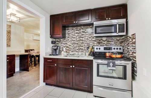 Uptown Historic District Apartment | Large, Uptown, Apartment on Tree-Lined Avenue. Close to Shopping and Eating.