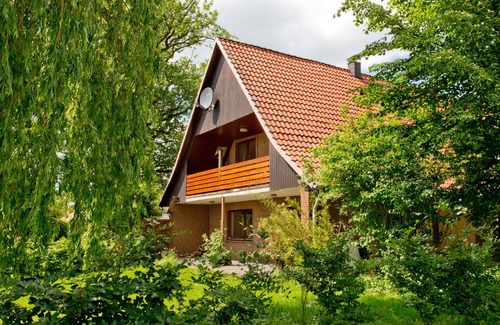 Toppenstedt Apartment | Large vacation apartment with balcony and view of the meadows and fields