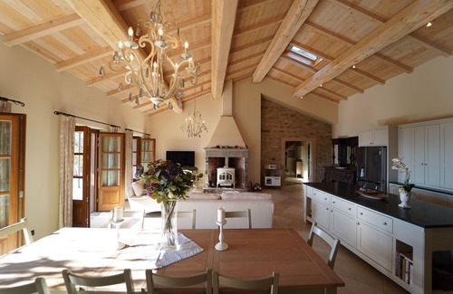 Licciana Nardi Villa | Large Villa, Stunning Garden, Panoramic Views & Private Pool. Pax10
