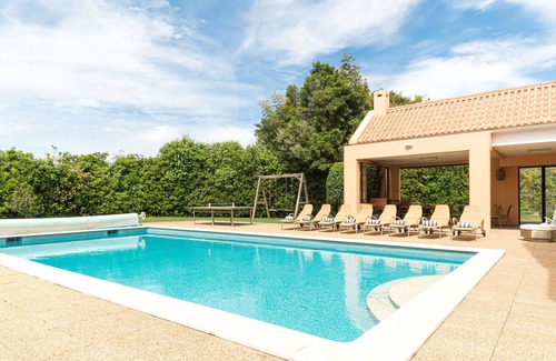 Almocageme Villa | Large Villa With Private Pool and Tennis Court at a Short Distance to the Ocean