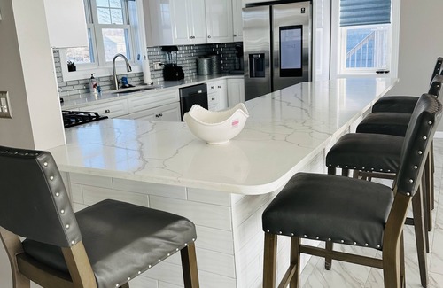 East Haven House | Large Waterfront Modern Beach House