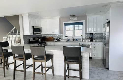 East Haven House | Large Waterfront Modern Beach House