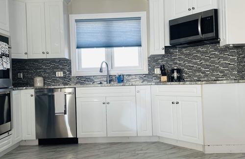 East Haven House | Large Waterfront Modern Beach House