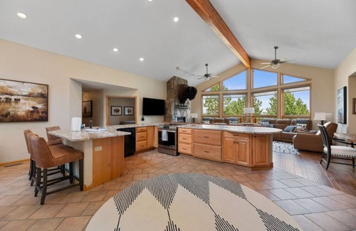 Custer House | Largest Custer Lodge-Sleeps 22