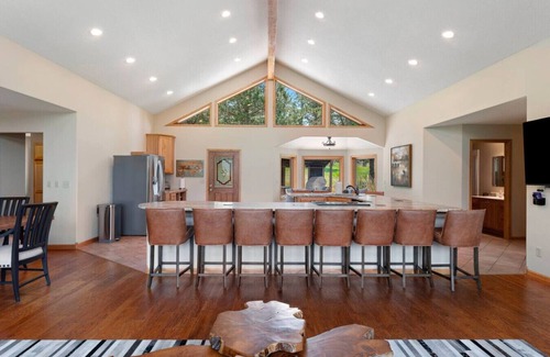 Custer House | Largest Custer Lodge-Sleeps 22
