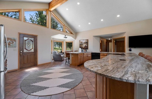 Custer House | Largest Custer Lodge-Sleeps 22