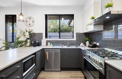 Largs Bay House | Largs Tides - 3BR, BBQ, Parking