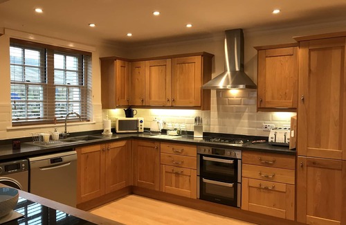 Glenisla House | Lark Cottage: 3 Bedrooms, 3 Bathrooms, Tranquil Rural Setting, 20 mins from city