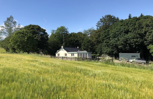 Glenisla House | Lark Cottage: 3 Bedrooms, 3 Bathrooms, Tranquil Rural Setting, 20 mins from city