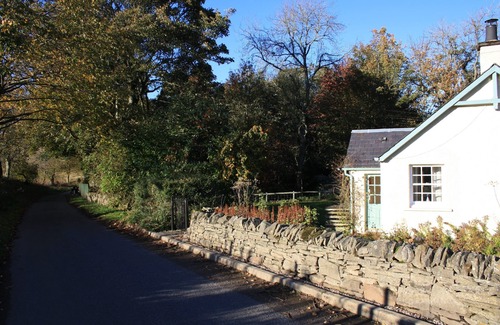 Glenisla House | Lark Cottage: 3 Bedrooms, 3 Bathrooms, Tranquil Rural Setting, 20 mins from city