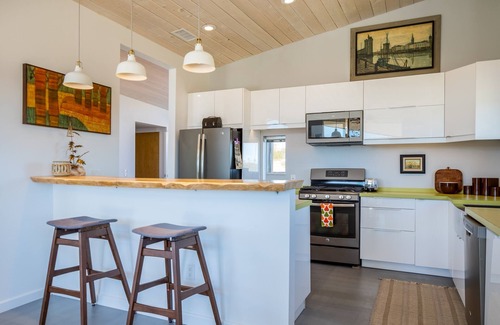 Joshua Tree House | Las Alas Del Sol- A Desert Architectural Gem 2 Bedroom Home by RedAwning