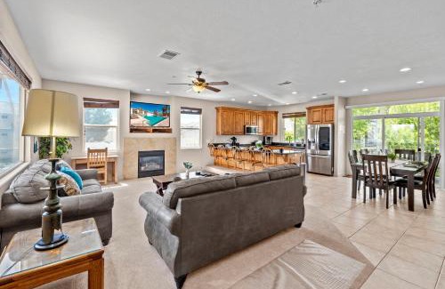 St. George House | Las Palmas 1805 Shared Pool and Hot Tub, Great Clubhouse Amenities