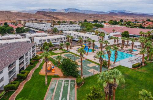St. George House | Las Palmas 1805 Shared Pool and Hot Tub, Great Clubhouse Amenities