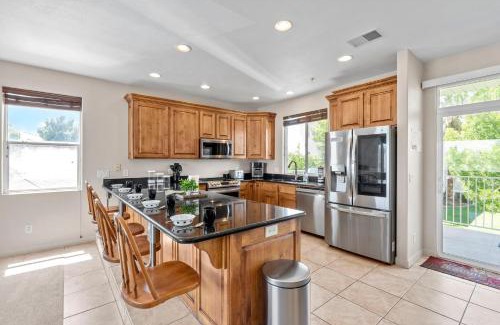 St. George House | Las Palmas 1805 Shared Pool and Hot Tub, Great Clubhouse Amenities