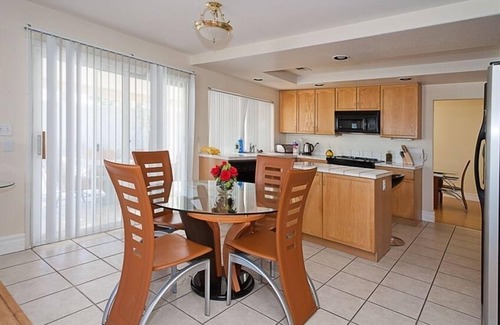 Sovana House | Las Vegas 4 BR House/pool. 10 min drive from the Strip.