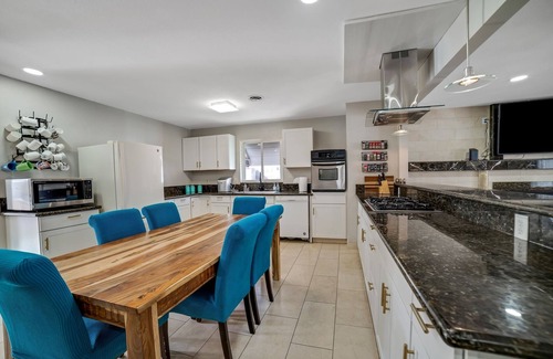 Las Vegas House | Las Vegas - 5 Mins From The Strip 4 Bedroom Home by RedAwning