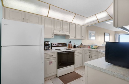 Thomas Drive Condo | LAST MIN. 15% PROMO! 4NT MIN STAY! AUG 9-16! 2BR2B, GLF FRT, BCH SET! 1:30 CK-IN