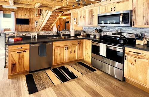 Angora Cabin | Last Min.Deals! Amazing Cabin+Bunkhouse. ATV Trails. WiFi. Lawn Games & Hot Tub