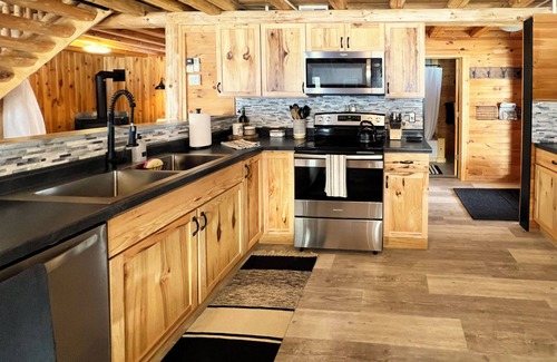 Angora Cabin | Last Min.Deals! Amazing Cabin+Bunkhouse. ATV Trails. WiFi. Lawn Games & Hot Tub