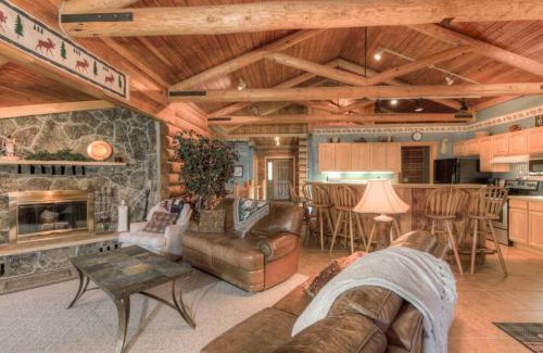 Big Sky House | Last Minute Special- Cozy Log Cabin, Views, Hottub