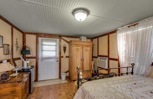 Bandera Bed & Breakfast | Last Outpost - Sophie's Cottage