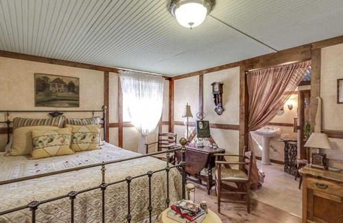 Bandera Bed & Breakfast | Last Outpost - Sophie's Cottage