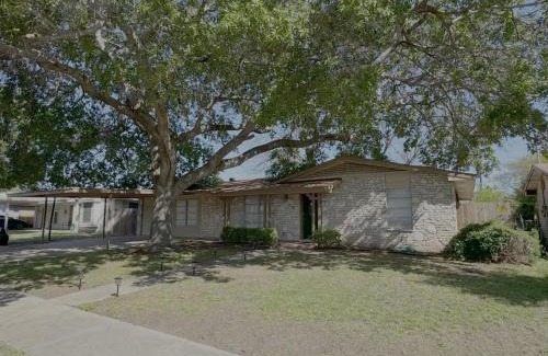 Lackland Terrace House | Latigo Haven - 7 mins to Lackland