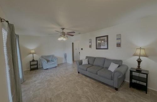 Lackland Terrace House | Latigo Haven - 7 mins to Lackland